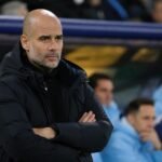 Pep Guardiola langs de zijlijn tijdens een wedstrijd van Manchester City