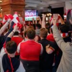 Arsenal-spelers vieren samen de landstitel na puntenverlies van Manchester City