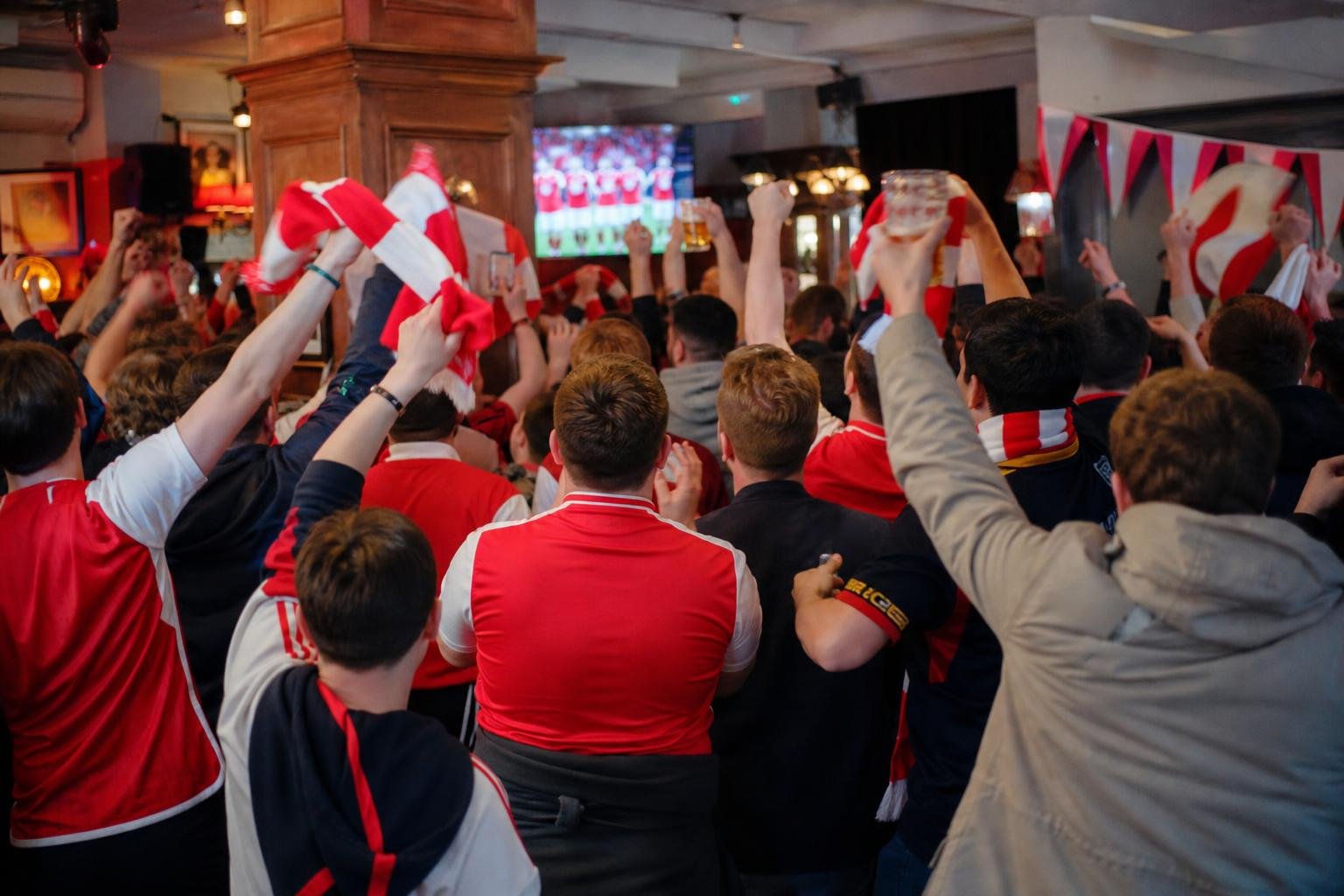 Arsenal-spelers vieren samen de landstitel na puntenverlies van Manchester City