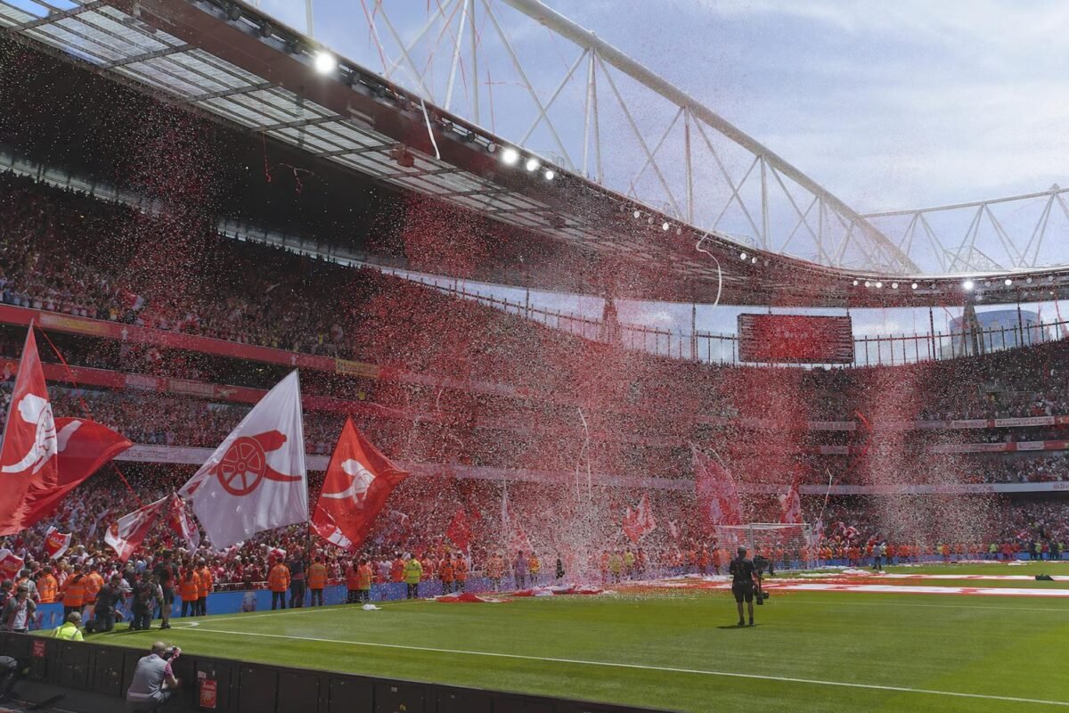 Sfeerbeeld van een Premier League-wedstrijd met Arsenal-kleuren