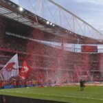 Sfeerbeeld van een Premier League-wedstrijd met Arsenal-kleuren