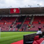 Sfeerbeeld rond Southampton in stadionomgeving zonder herkenbare gezichten