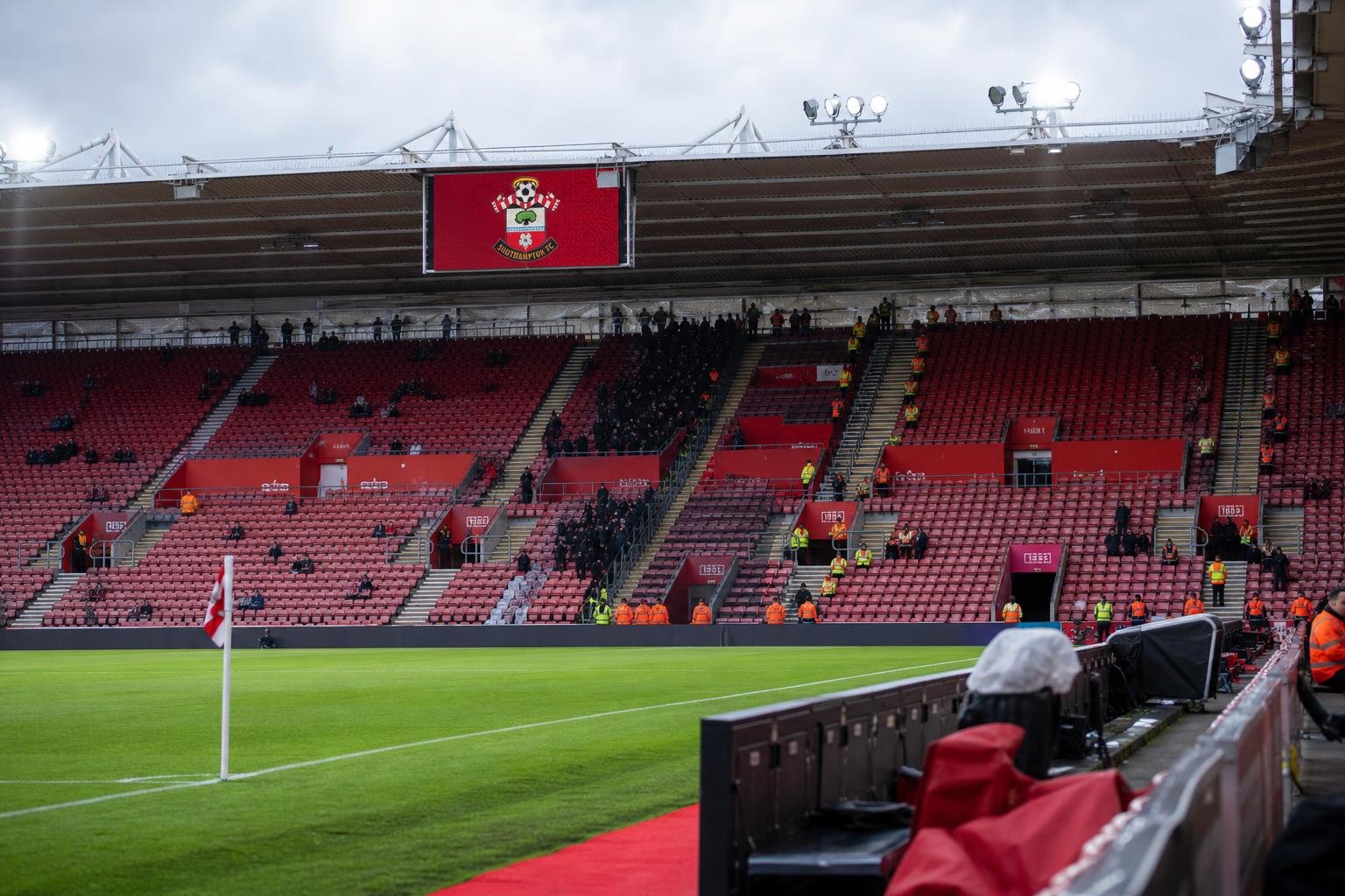 Sfeerbeeld rond Southampton in stadionomgeving zonder herkenbare gezichten
