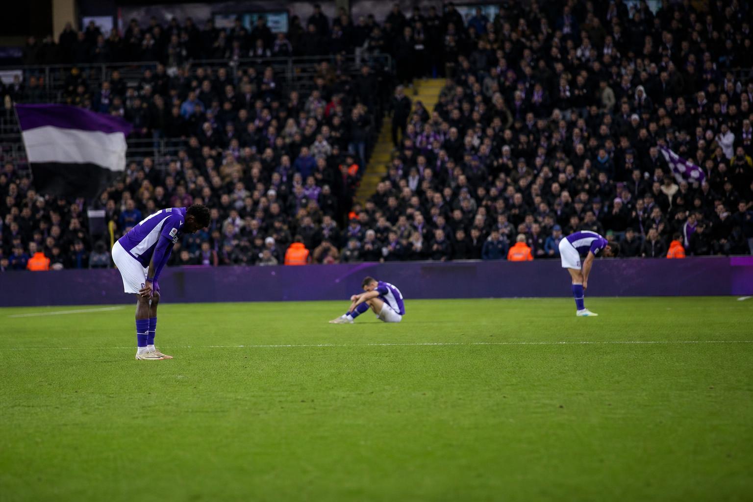 Spelers van RSC Anderlecht op het veld in een bedrukt moment