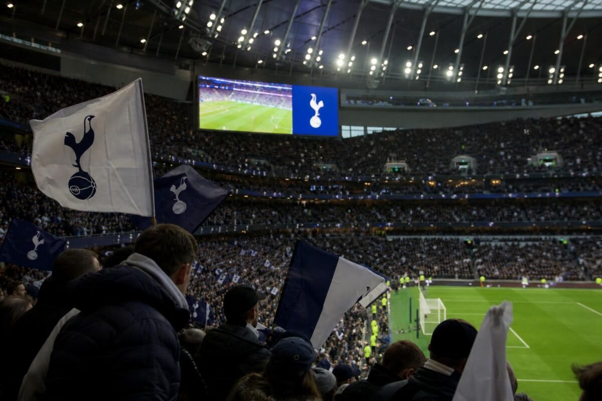 Sfeerbeeld rond Tottenham Hotspur op een spannende Premier League-slotdag