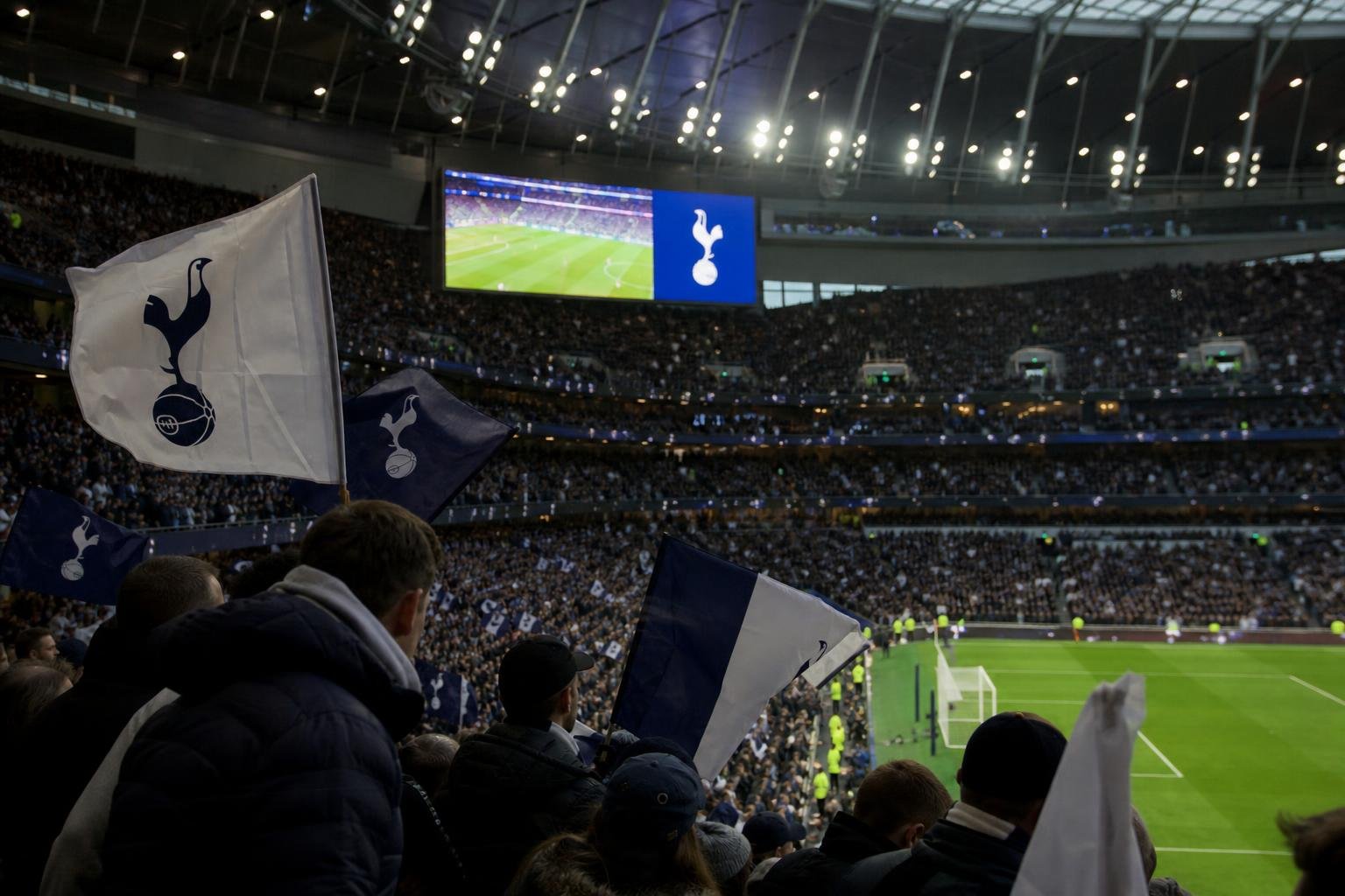 Sfeerbeeld rond Tottenham Hotspur op een spannende Premier League-slotdag