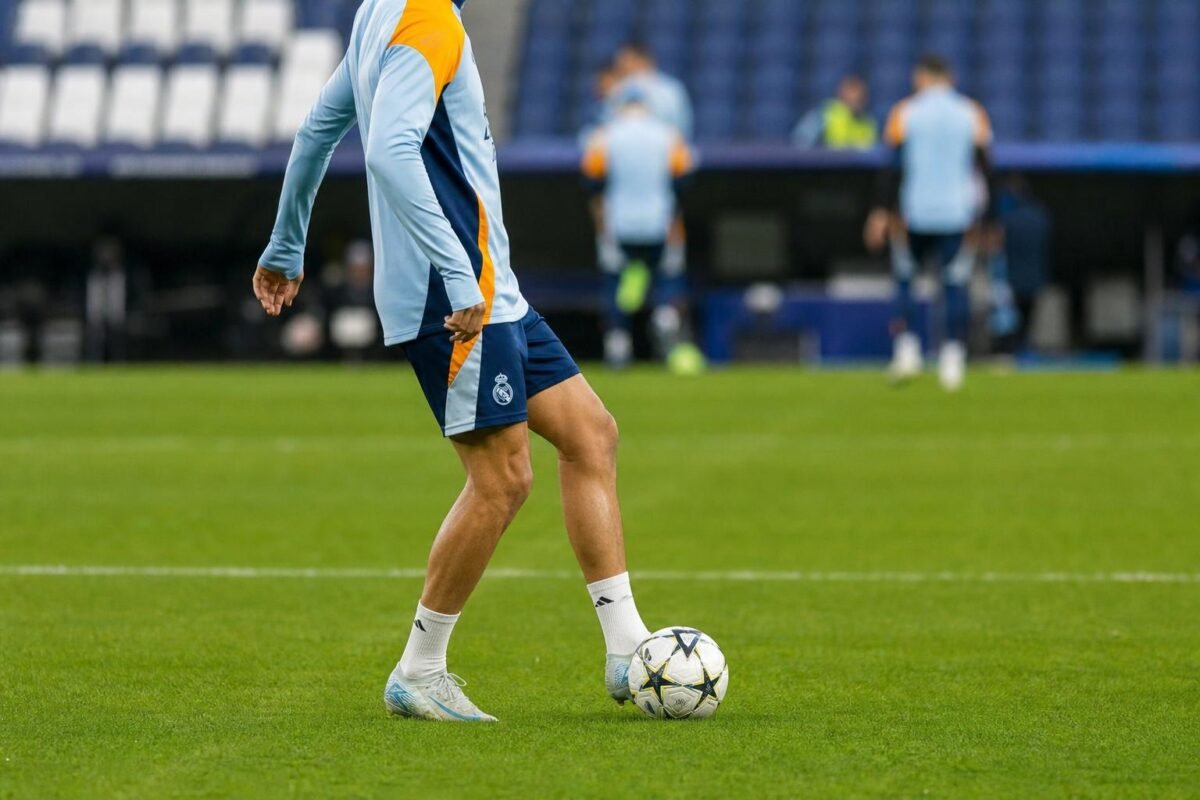 Rodri van Manchester City in trainingscontext, gezien van opzij zonder herkenbare gezichten