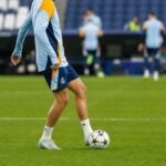 Rodri van Manchester City in trainingscontext, gezien van opzij zonder herkenbare gezichten
