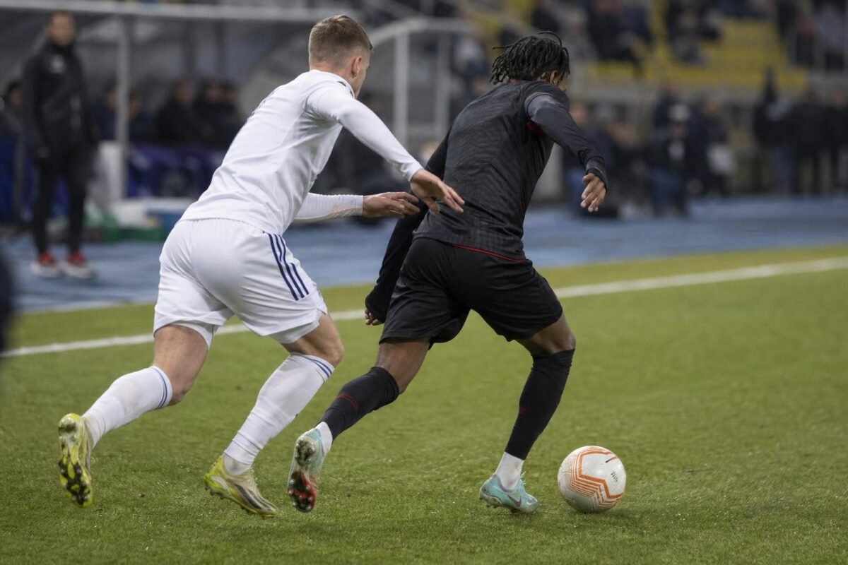 Actiefoto van een flankaanvaller in wedstrijdsituatie, passend bij de transferinteresse van Genk en KAA Gent.