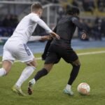 Actiefoto van een flankaanvaller in wedstrijdsituatie, passend bij de transferinteresse van Genk en KAA Gent.
