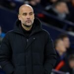 Pep Guardiola langs de zijlijn tijdens een wedstrijd van Manchester City