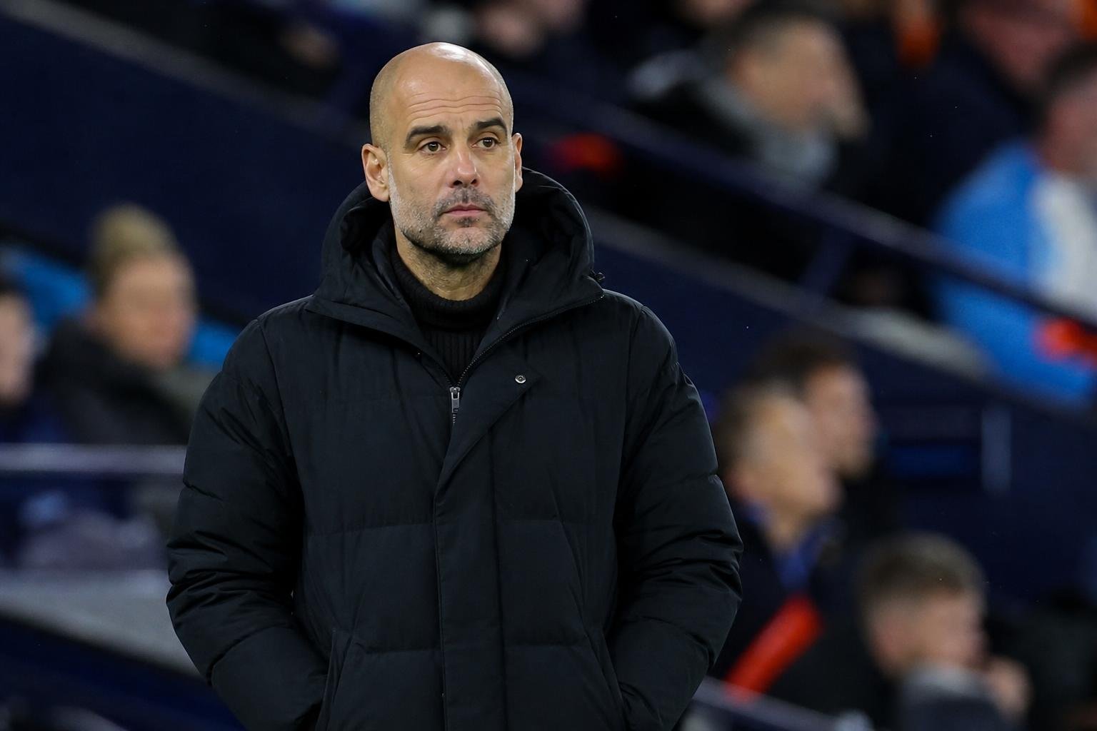 Pep Guardiola langs de zijlijn tijdens een wedstrijd van Manchester City