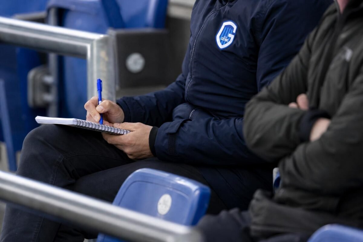 Sfeermoment rond KRC Genk met spelers op het veld tijdens een wedstrijd.