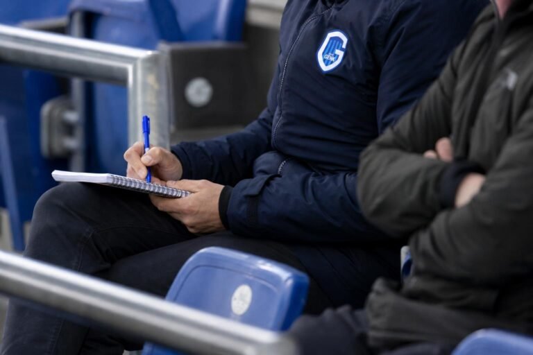 Sfeermoment rond KRC Genk met spelers op het veld tijdens een wedstrijd.