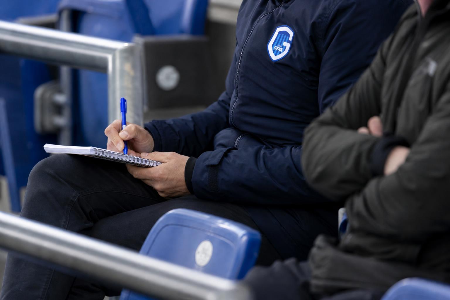 Sfeermoment rond KRC Genk met spelers op het veld tijdens een wedstrijd.