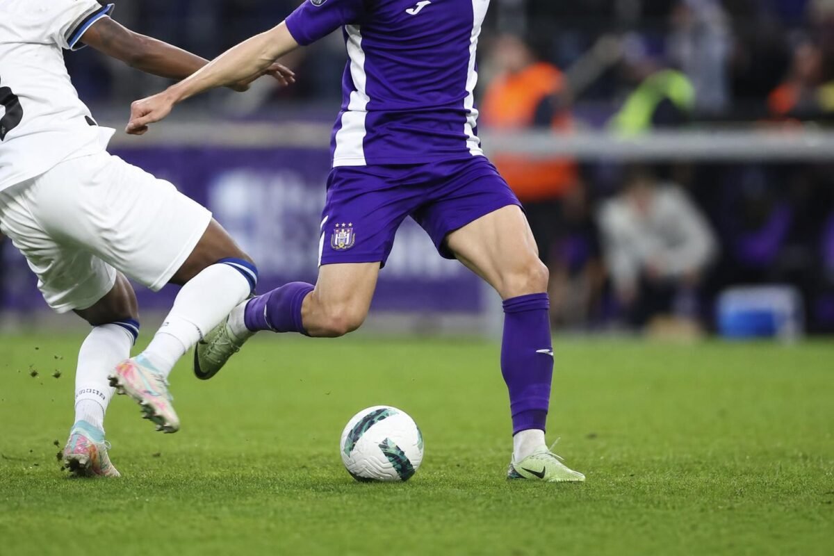 Danylo Sikan in actie voor RSC Anderlecht tijdens een wedstrijd