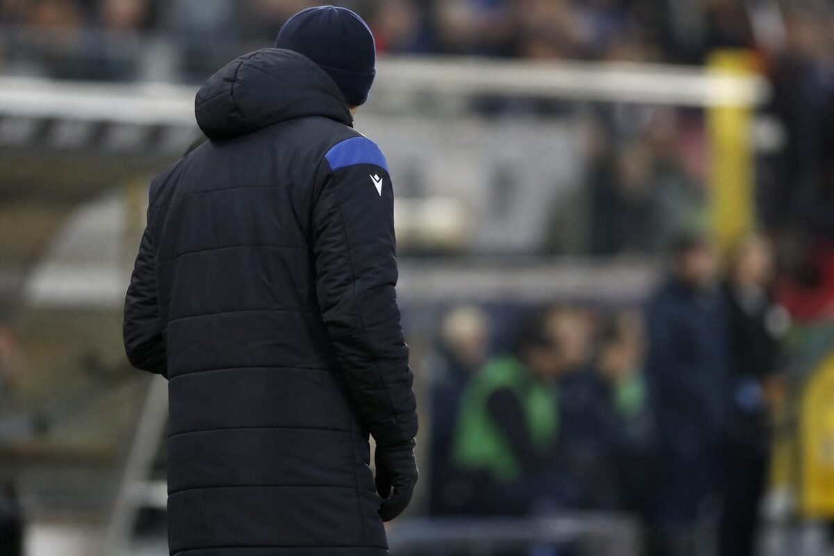 Ivan Leko langs de zijlijn bij Club Brugge met een gefocuste blik