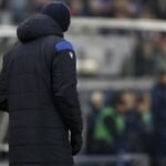 Ivan Leko langs de zijlijn bij Club Brugge met een gefocuste blik