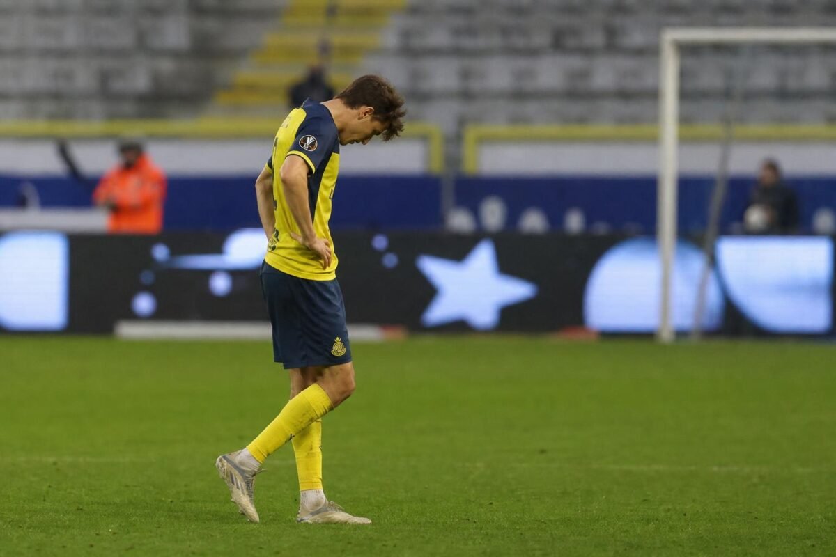 Union SG-speler met neerwaartse blik in het stadion na de zware nederlaag in Brugge