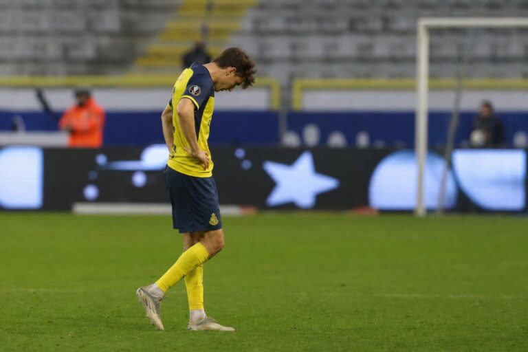 Union SG-speler met neerwaartse blik in het stadion na de zware nederlaag in Brugge