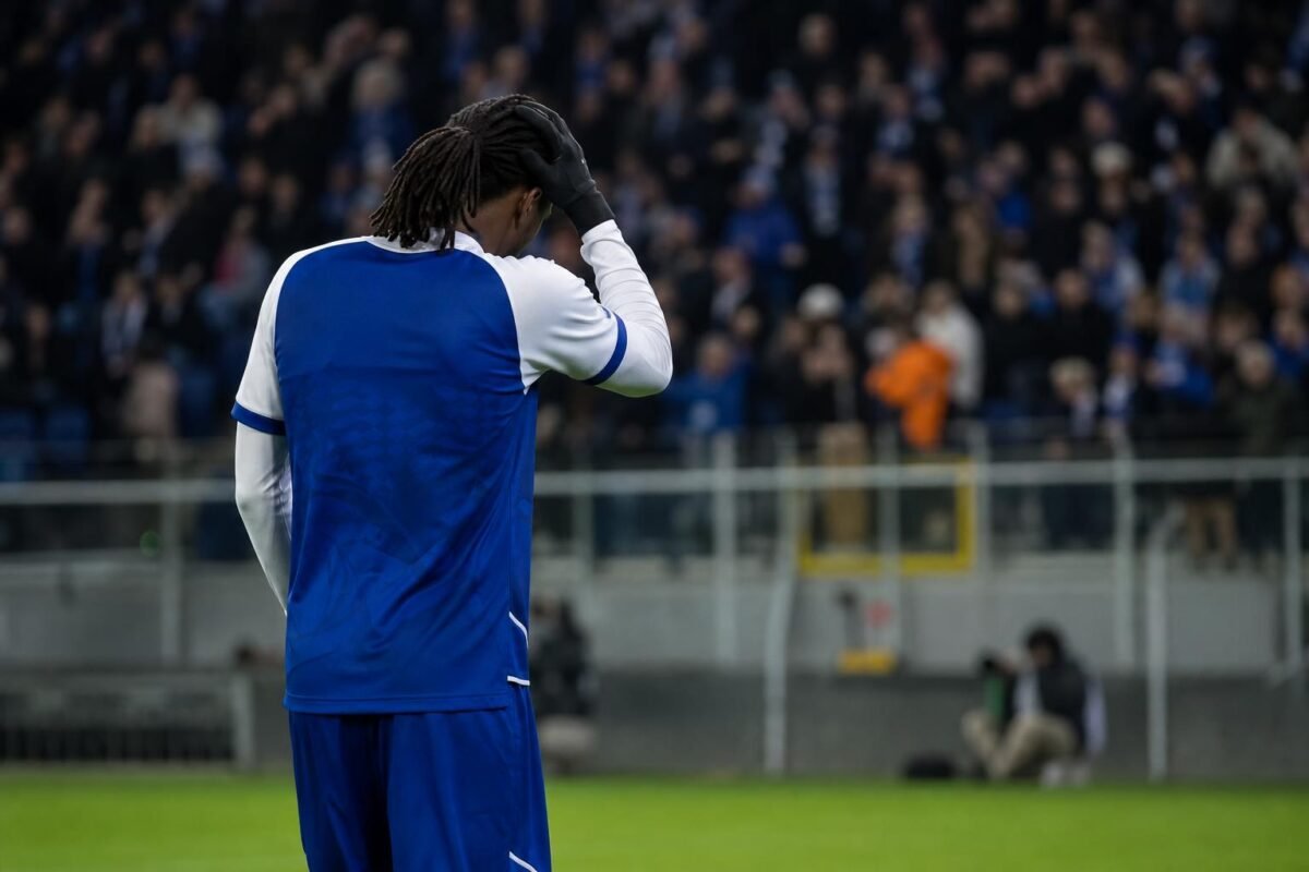 Sfeermoment in het stadion van KAA Gent rond Wilfried Kanga tijdens een wedstrijd