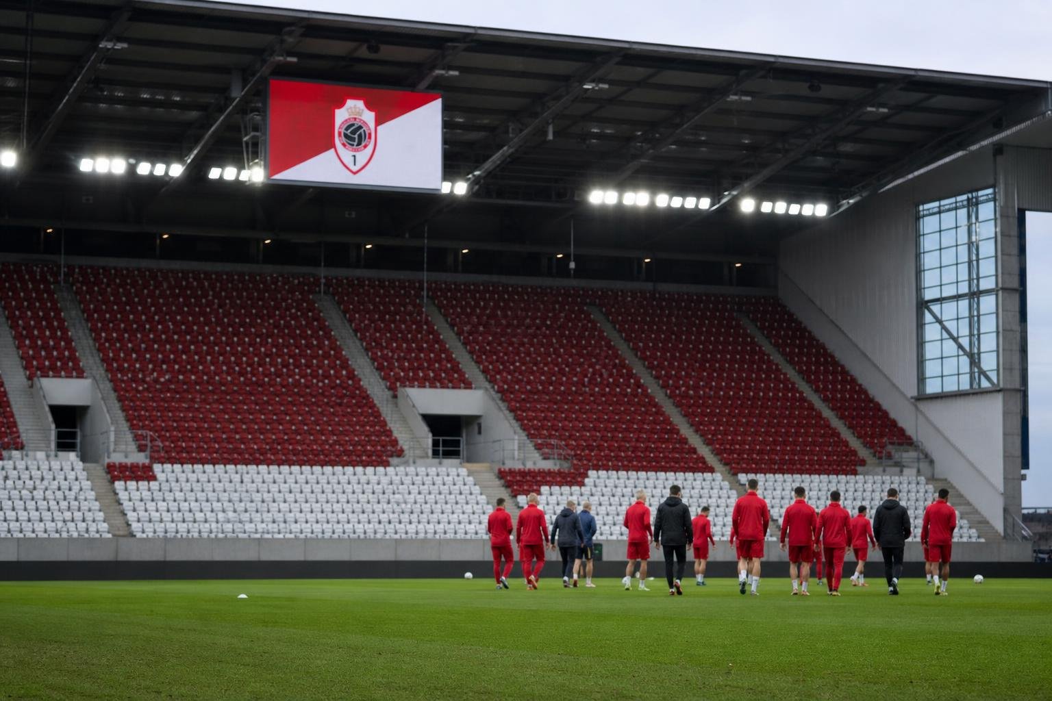 Sfeerbeeld in het Bosuilstadion van Royal Antwerp FC richting seizoenseinde.