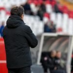 Mark van Bommel langs de zijlijn tijdens een wedstrijdmoment