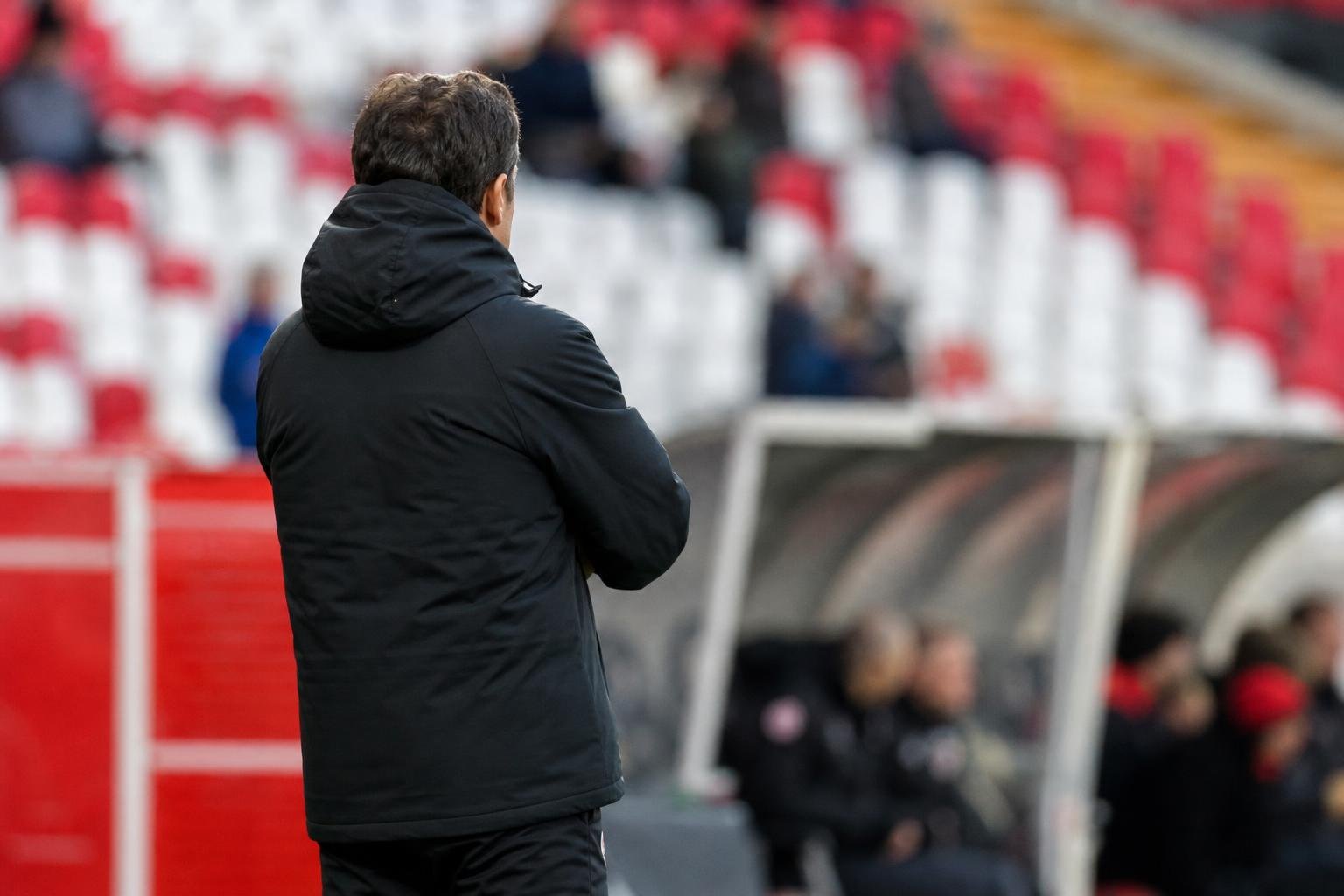 Mark van Bommel langs de zijlijn tijdens een wedstrijdmoment