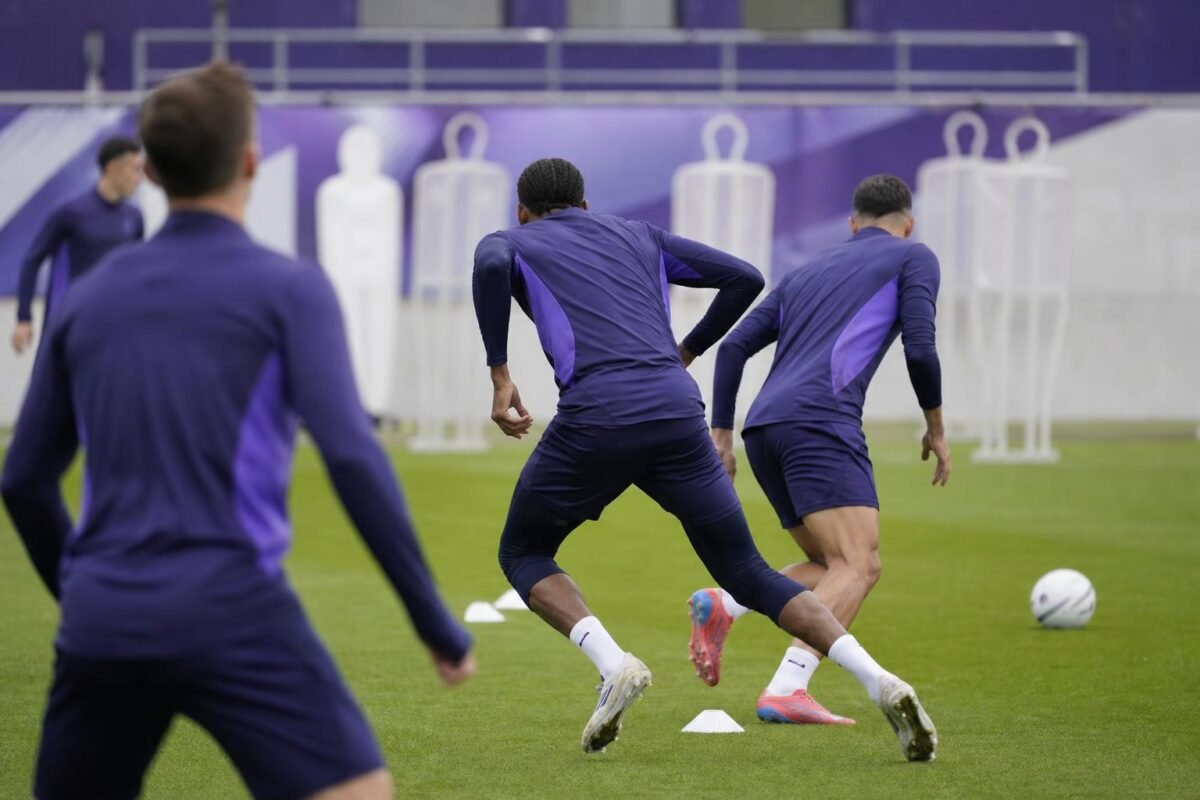 Antoine Sibierski bij Anderlecht in clubcontext tijdens een trainingsmoment