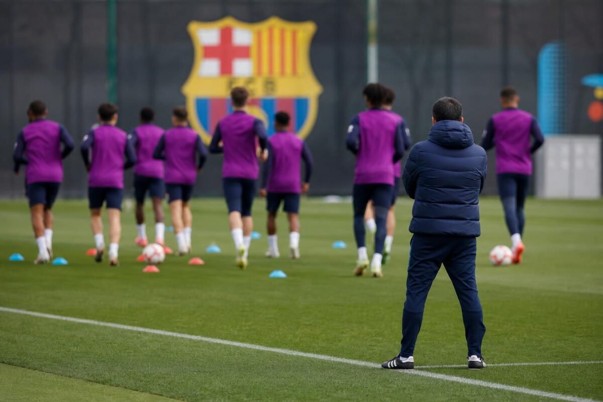Training van FC Barcelona met focus op de defensieve lijn, zonder herkenbare gezichten