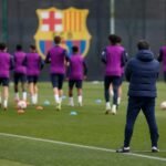 Training van FC Barcelona met focus op de defensieve lijn, zonder herkenbare gezichten