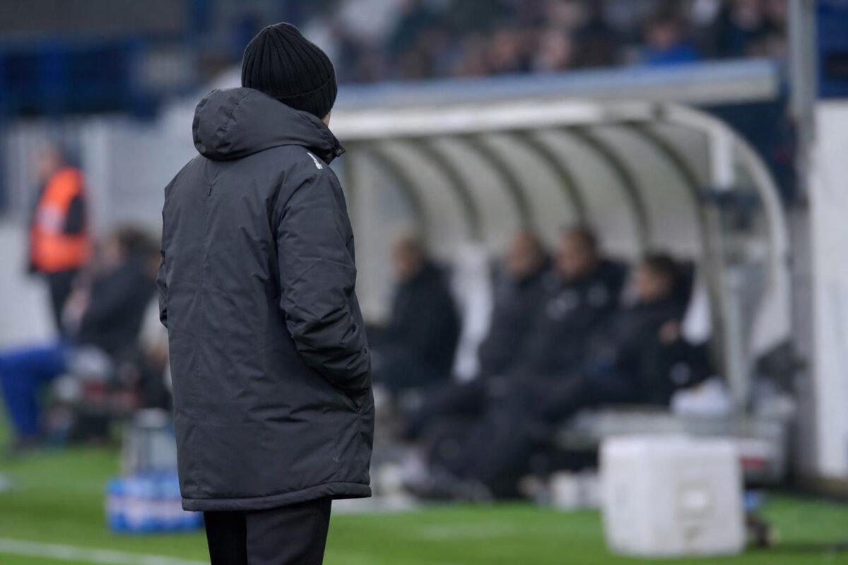 Carl Hoefkens langs de zijlijn als trainer