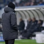 Carl Hoefkens langs de zijlijn als trainer