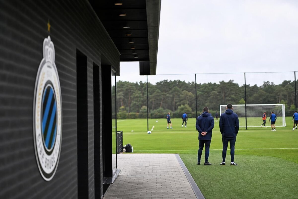 Sfeerbeeld bij Club Brugge tijdens een drukke transferperiode zonder herkenbare gezichten