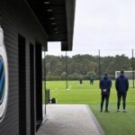 Sfeerbeeld bij Club Brugge tijdens een drukke transferperiode zonder herkenbare gezichten