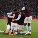Spelers van Aston Villa vieren de Europa League-winst na de finale in Istanbul.