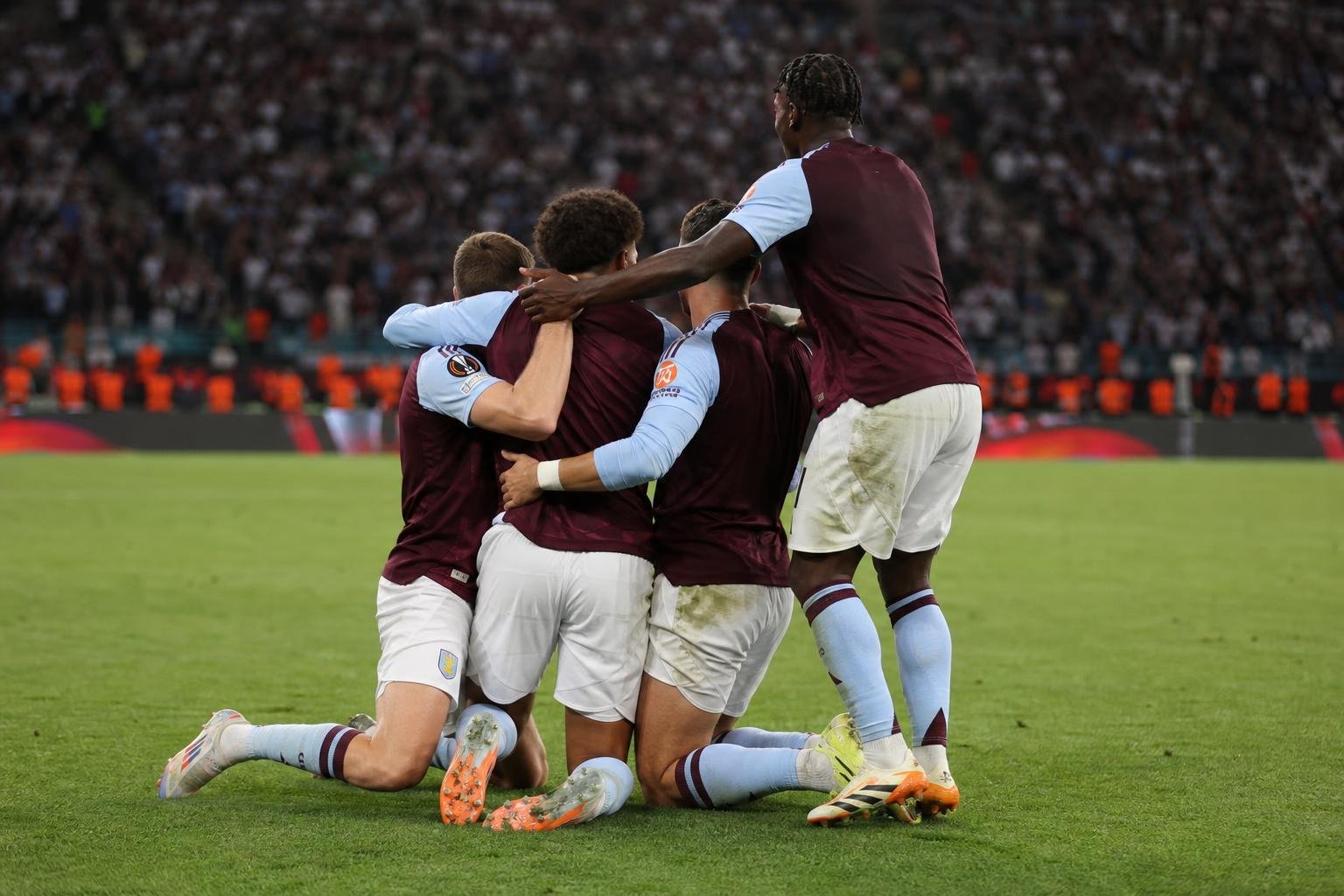 Spelers van Aston Villa vieren de Europa League-winst na de finale in Istanbul.
