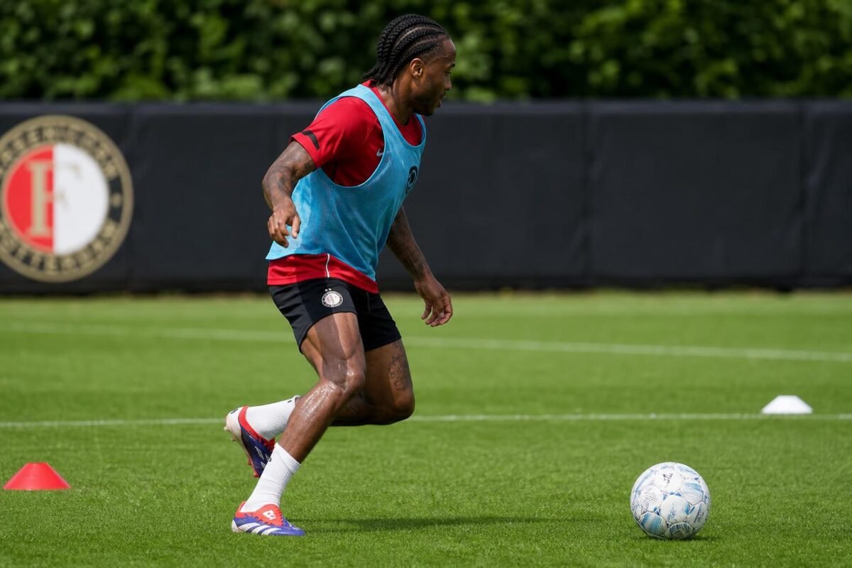 Raheem Sterling tijdens een training bij Feyenoord op het oefenveld
