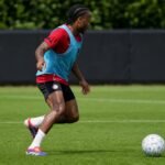 Raheem Sterling tijdens een training bij Feyenoord op het oefenveld