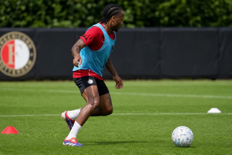 Raheem Sterling tijdens een training bij Feyenoord op het oefenveld