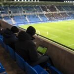 Erik ten Hag op de tribune in de Cegeka Arena tijdens KRC Genk tegen Antwerp