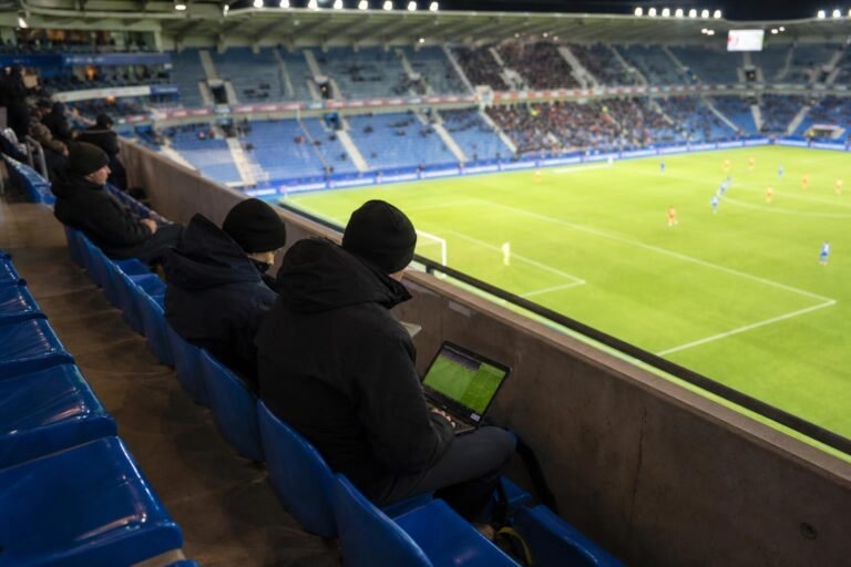Erik ten Hag op de tribune in de Cegeka Arena tijdens KRC Genk tegen Antwerp