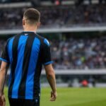 Ardon Jashari in actie in een wedstrijdcontext, met focus op de sfeer rond Club Brugge