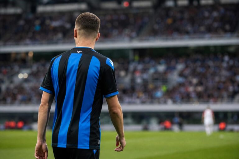 Ardon Jashari in actie in een wedstrijdcontext, met focus op de sfeer rond Club Brugge