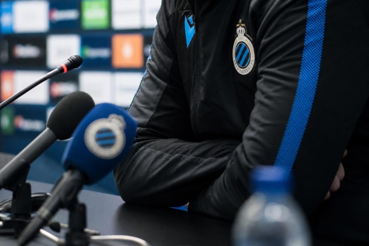 Ivan Leko, trainer van Club Brugge, reageert tijdens een persmoment.