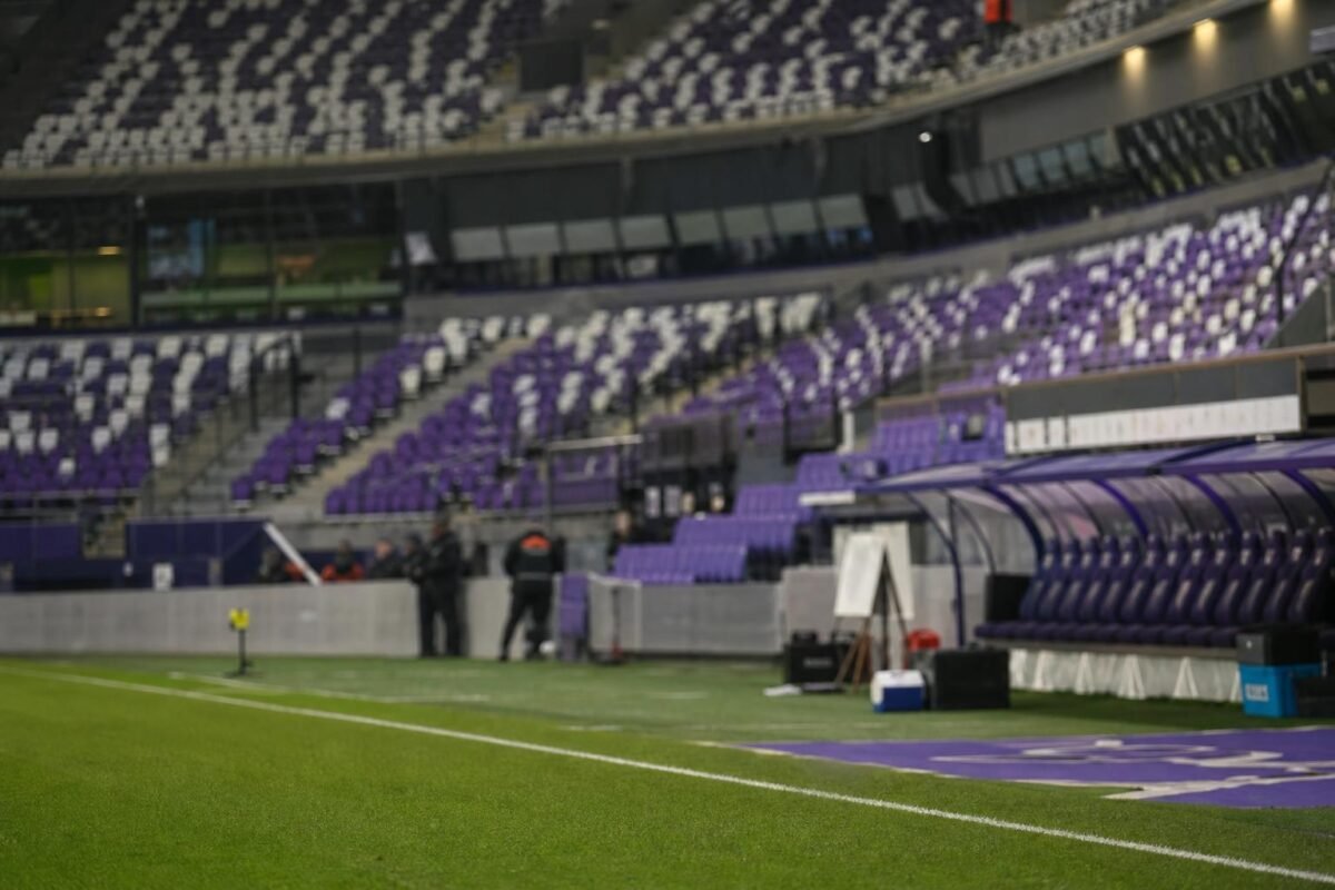 Sfeerbeeld in het Lotto Park bij RSC Anderlecht, met focus op de bestuurszone zonder herkenbare gezichten.