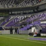 Sfeerbeeld in het Lotto Park bij RSC Anderlecht, met focus op de bestuurszone zonder herkenbare gezichten.
