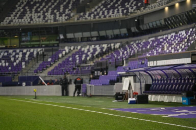 Sfeerbeeld in het Lotto Park bij RSC Anderlecht, met focus op de bestuurszone zonder herkenbare gezichten.