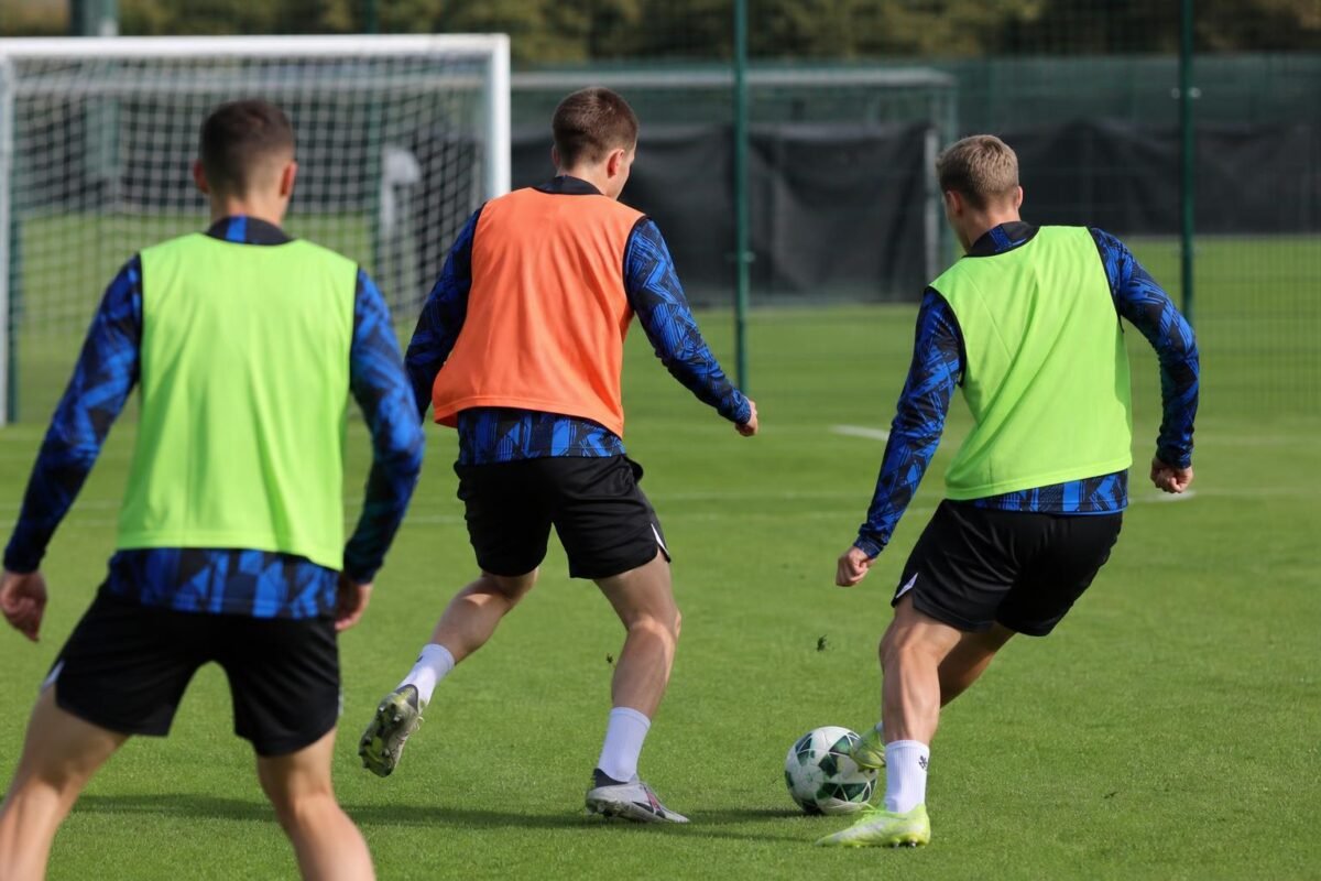 Sfeerbeeld van een training bij Club Brugge met focus op de verdediging