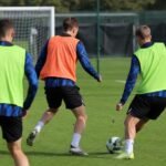 Sfeerbeeld van een training bij Club Brugge met focus op de verdediging